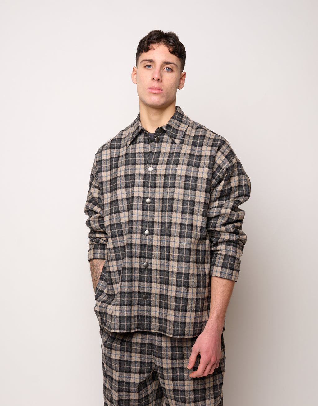 DOUUOD Giacca Camicia Genderless Doppiata in Felpa con Automatici Pomice/Fumo Londra/Tied Blu