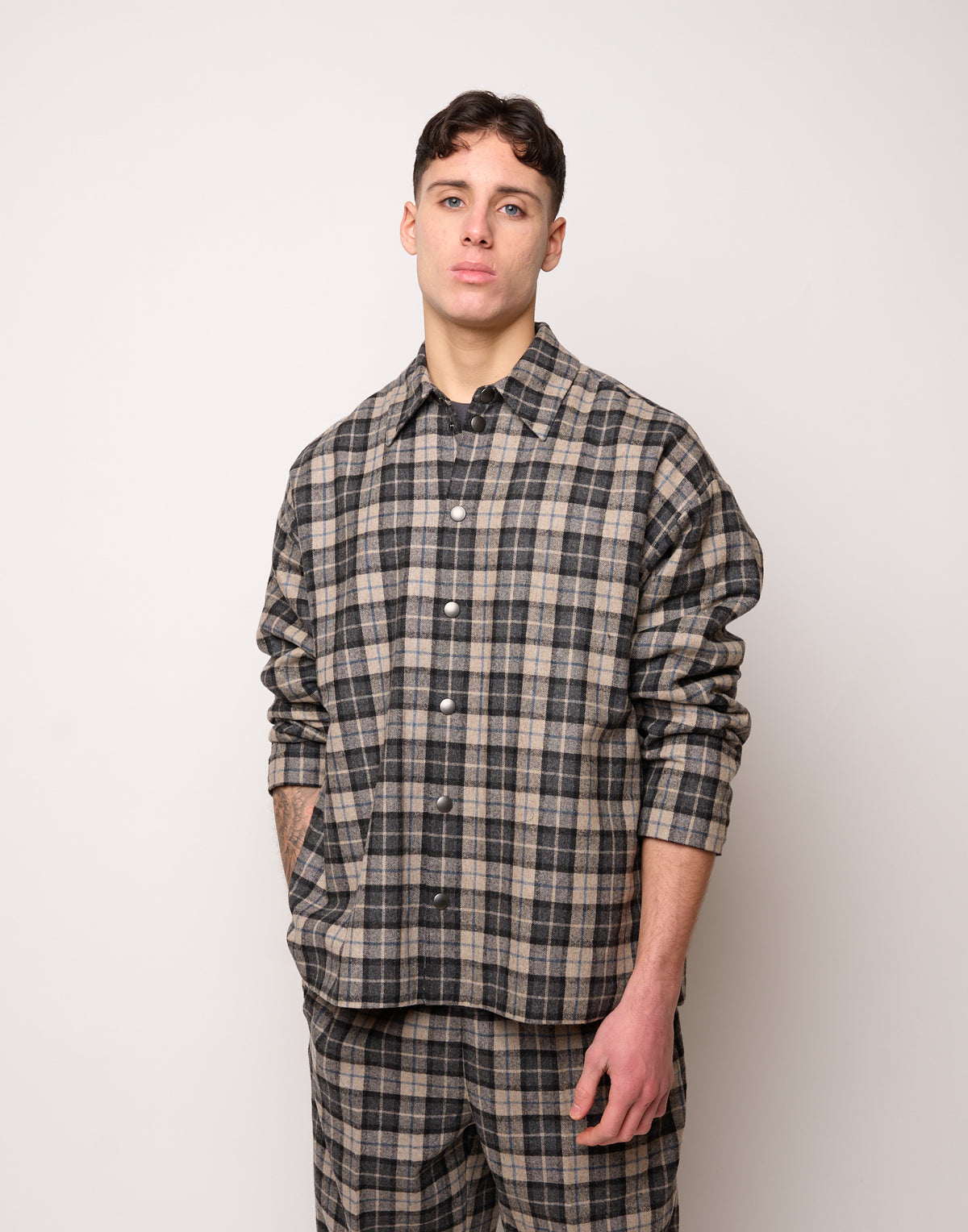 DOUUOD Giacca Camicia Genderless Doppiata in Felpa con Automatici Pomice/Fumo Londra/Tied Blu