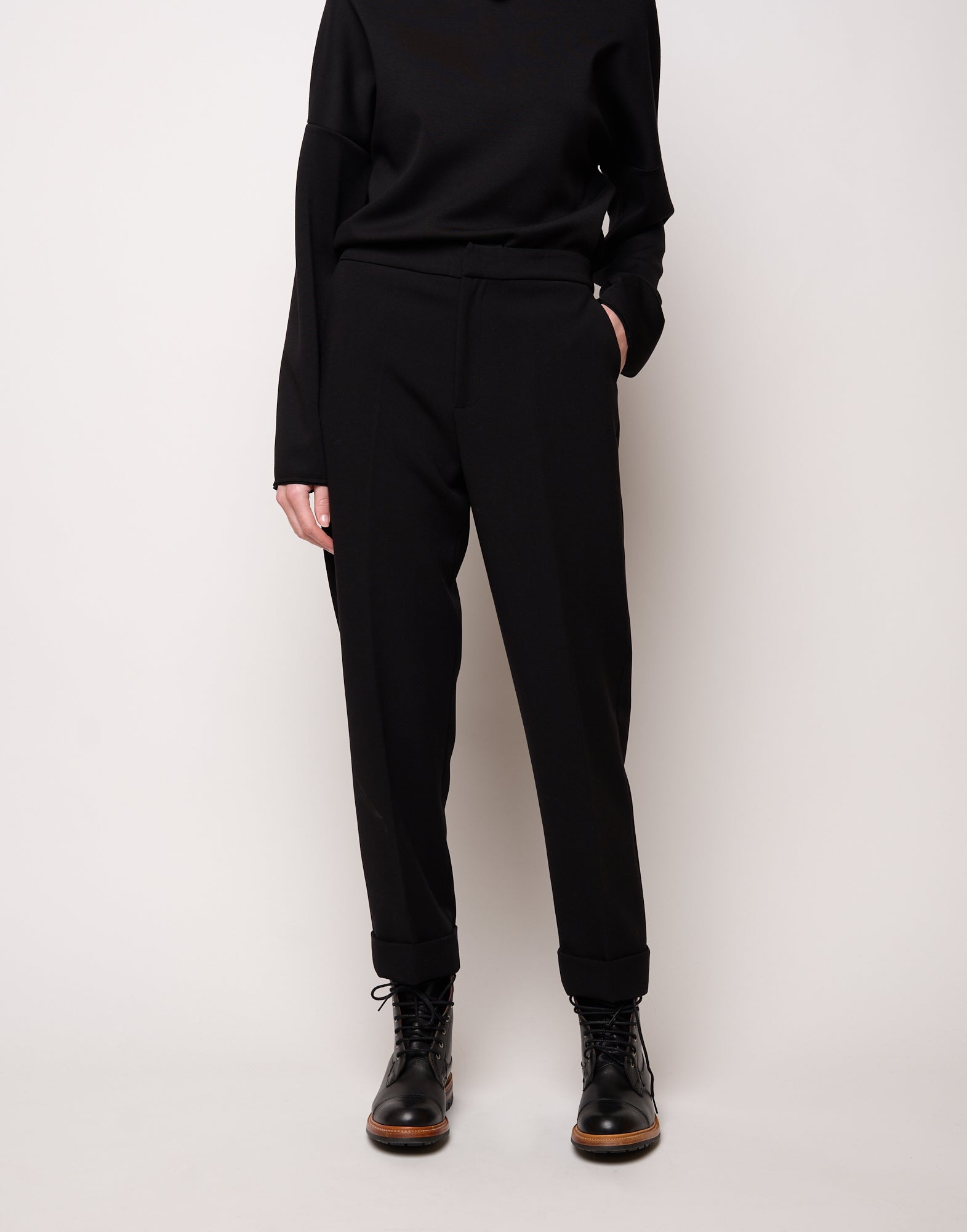 DOUUOD Pantalone a Sigaretta con Risvolto in Doppio Crepe Stretch Nero