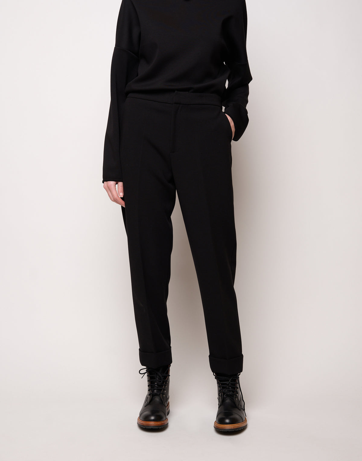 DOUUOD Pantalone a Sigaretta con Risvolto in Doppio Crepe Stretch Nero