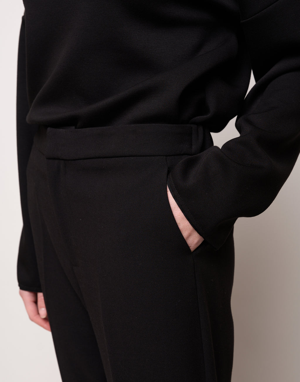DOUUOD Pantalone a Sigaretta con Risvolto in Doppio Crepe Stretch Nero