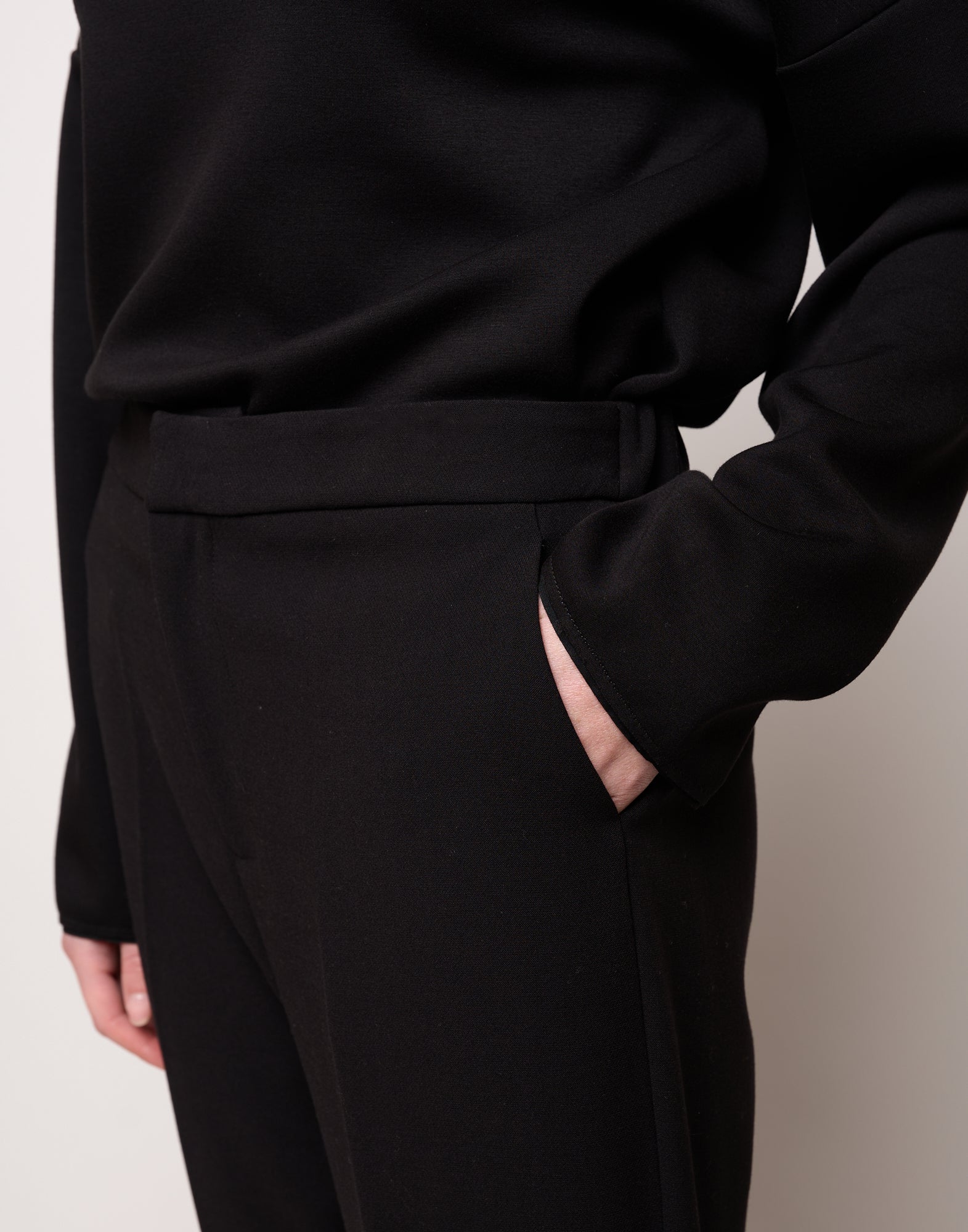 DOUUOD Pantalone a Sigaretta con Risvolto in Doppio Crepe Stretch Nero