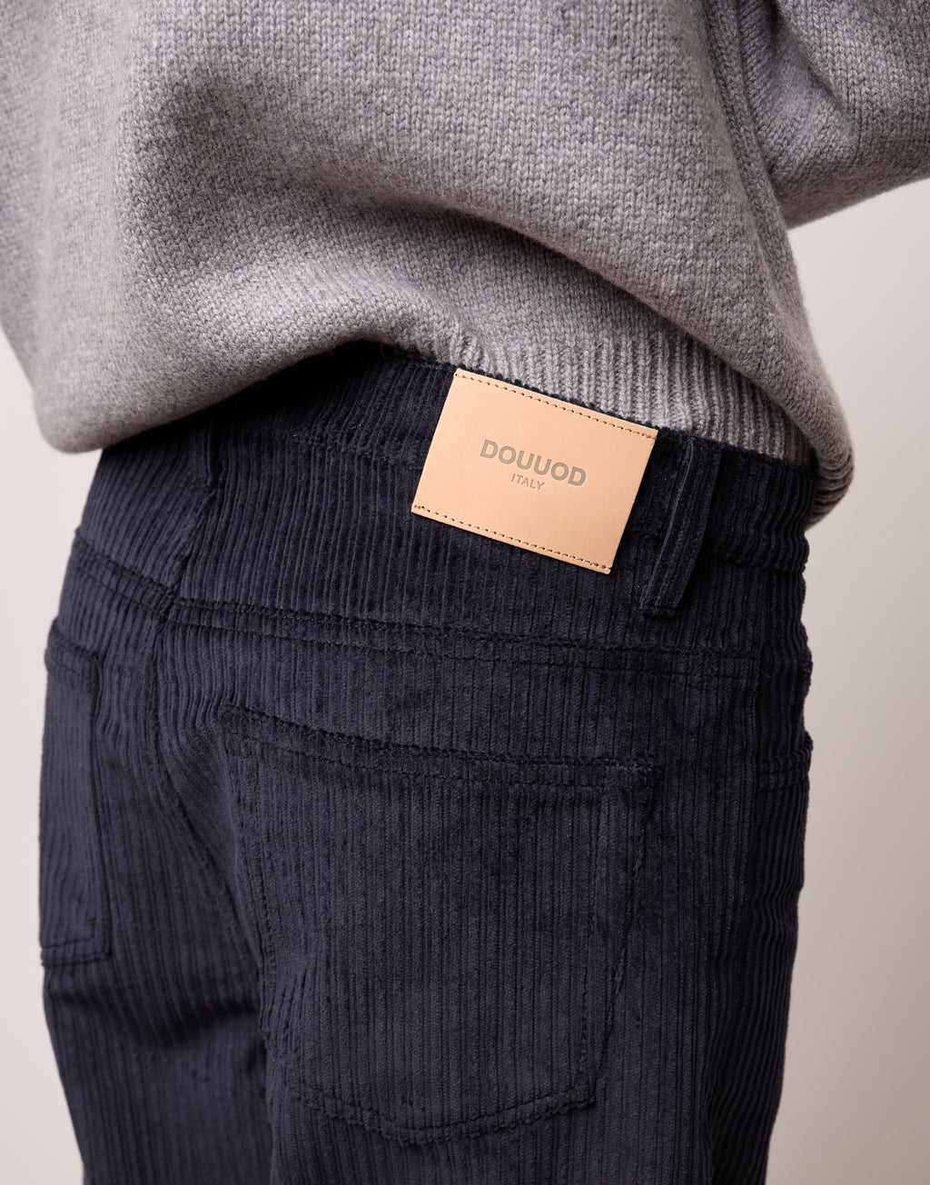 DOUUOD Pantalone Ampio Cropped Genderless in Velluto a Costa Larga Blu