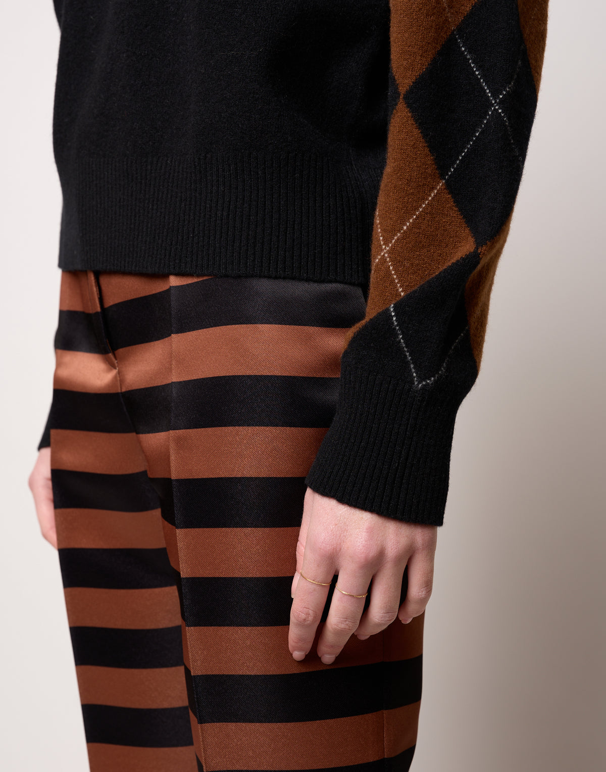 DOUUOD Maglia Girocollo con Intarsio Argyle Nero/Castagna