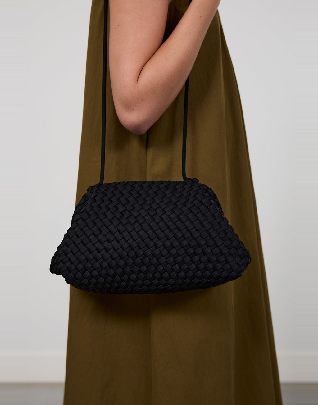 MARREA Borsa a Tracolla Pouch in Neoprene Intrecciato di Nero
