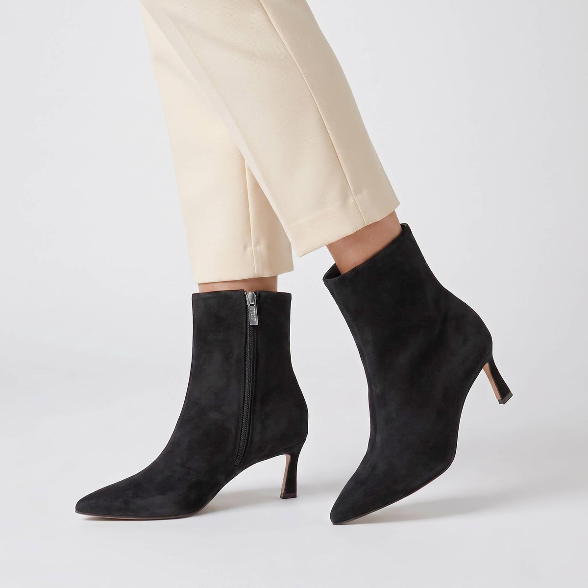 STEVE MADDEN Stivaletti Lulah a Punta con Tacco Nero Suede