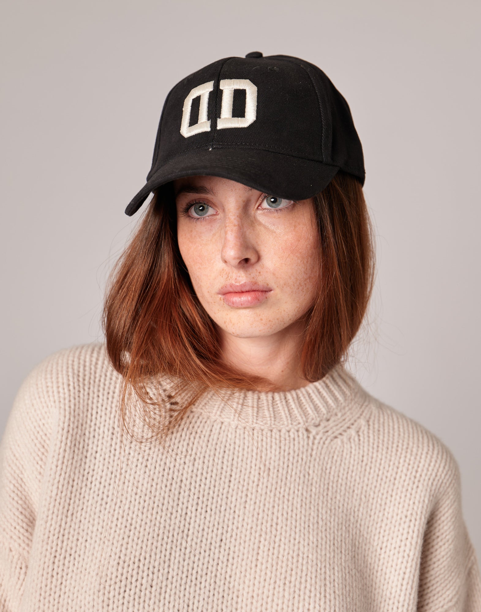 DOUUOD Cappello con Visiera Nero con Logo DD Ricamato Bianco