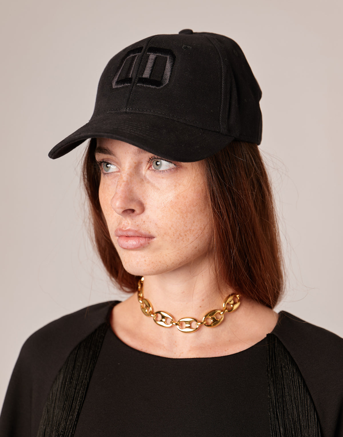 Casquette à visière DOUUOD noire avec logo DD brodé noir