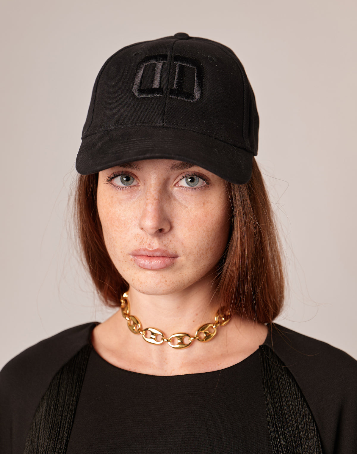 Casquette à visière DOUUOD noire avec logo DD brodé noir