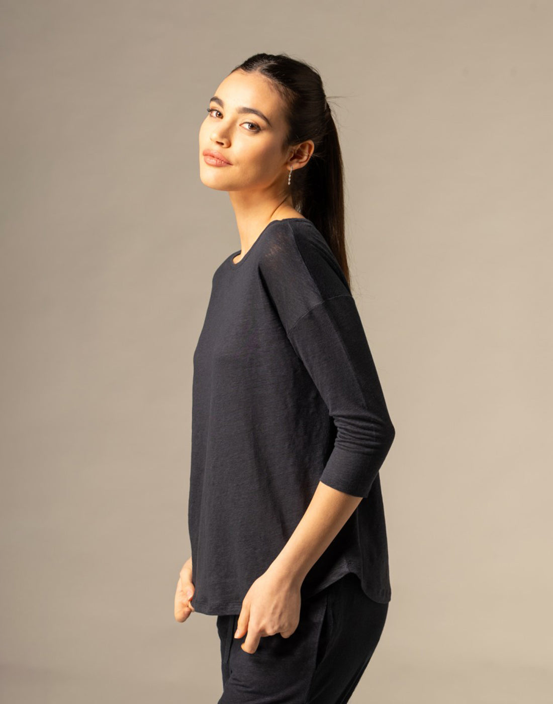 MAJESTIC FILATURES T-shirt Over in Lino a Maniche 3/4 Nera