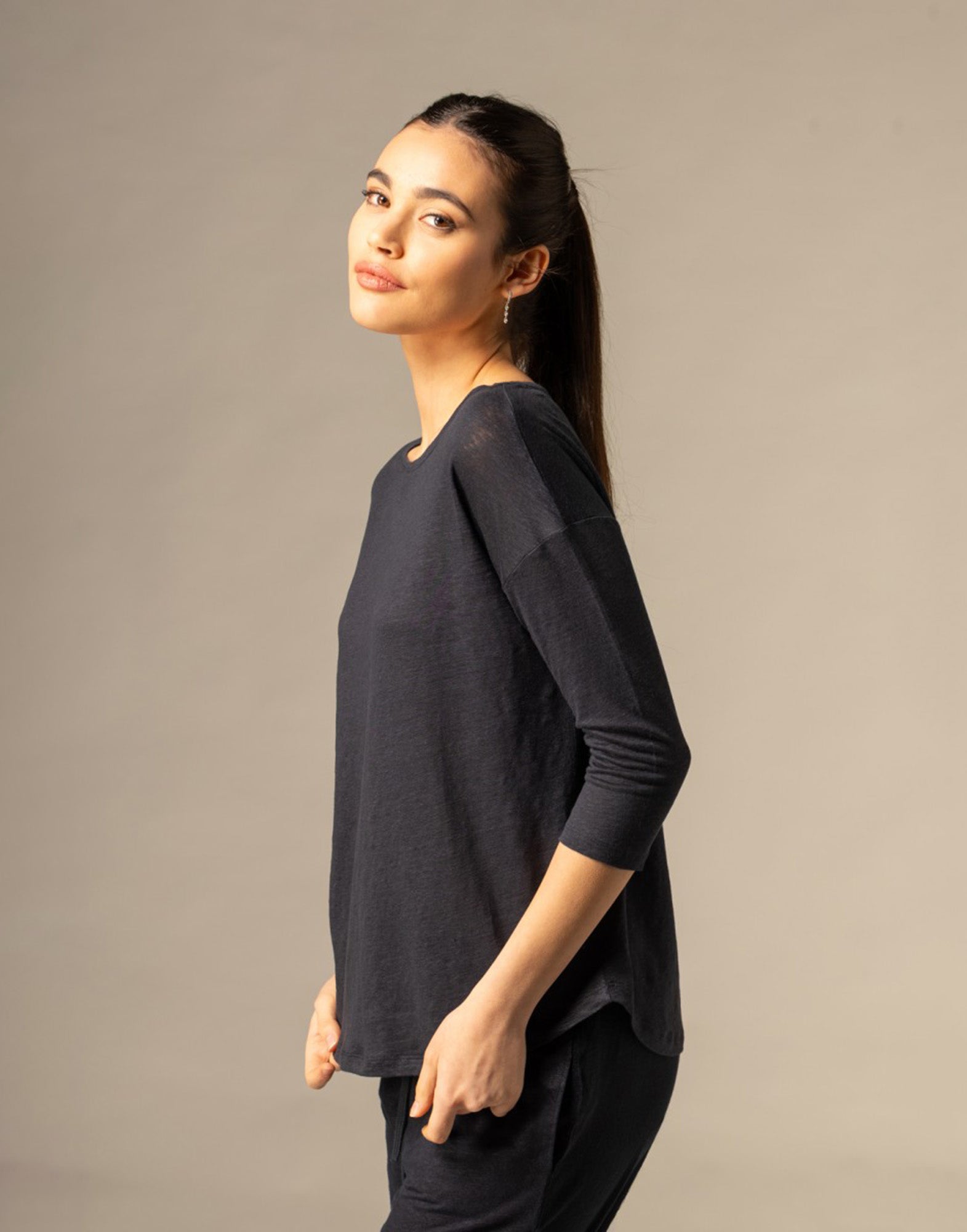 MAJESTIC FILATURES T-shirt Over in Lino a Maniche 3/4 Nera