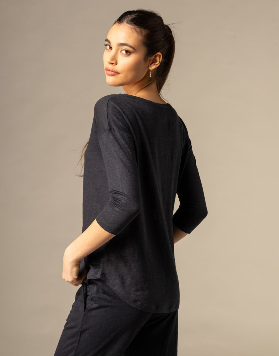 MAJESTIC FILATURES T-shirt Over in Lino a Maniche 3/4 Nera