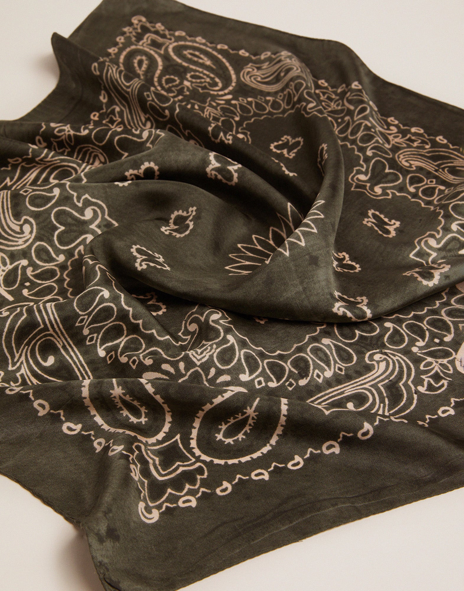 GOLDEN GOOSE Foulard color verde muschio con motivo plaisley