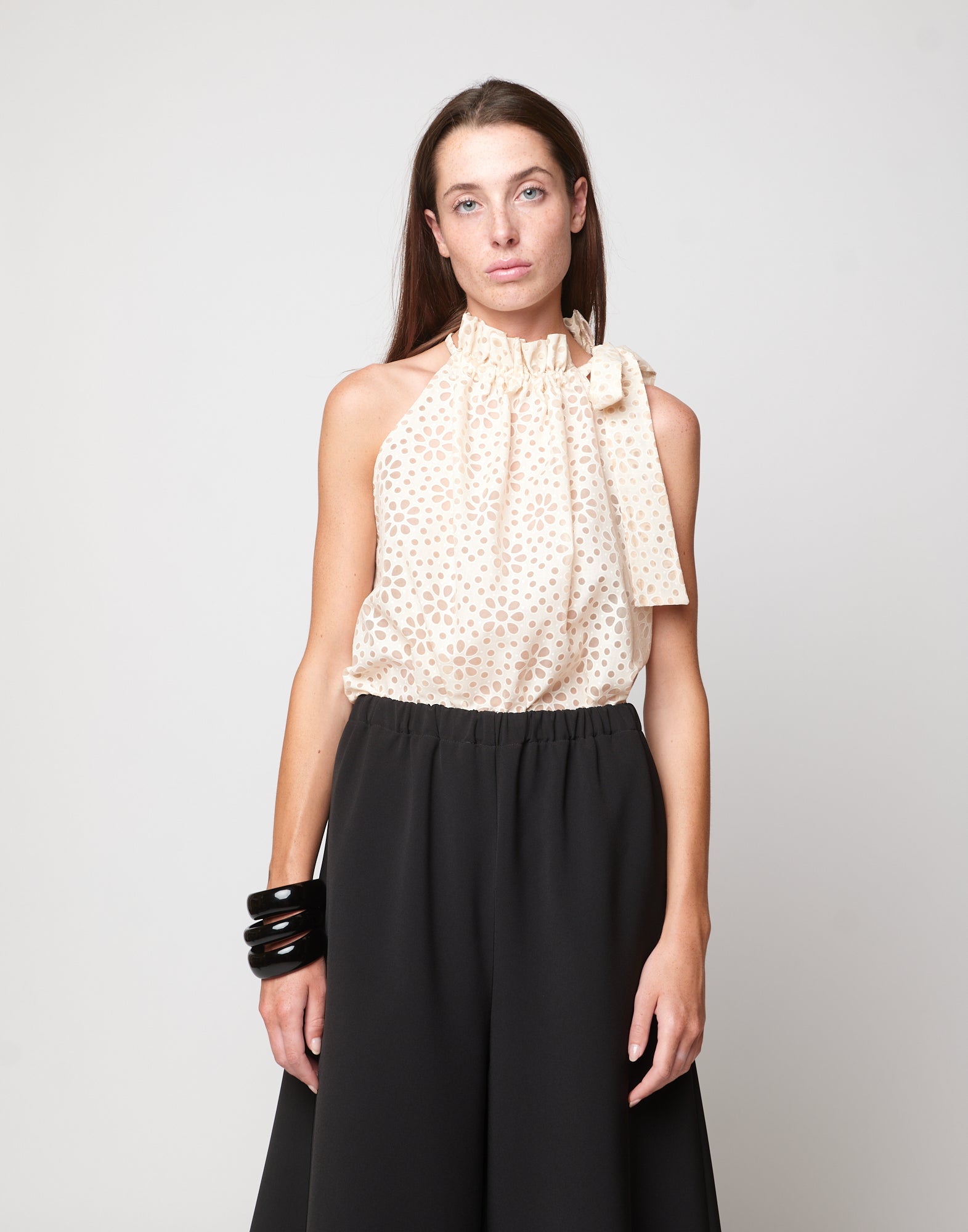 DOUUOD Top Halter Arricciato con Nastro in Daisy Devorè Cipria