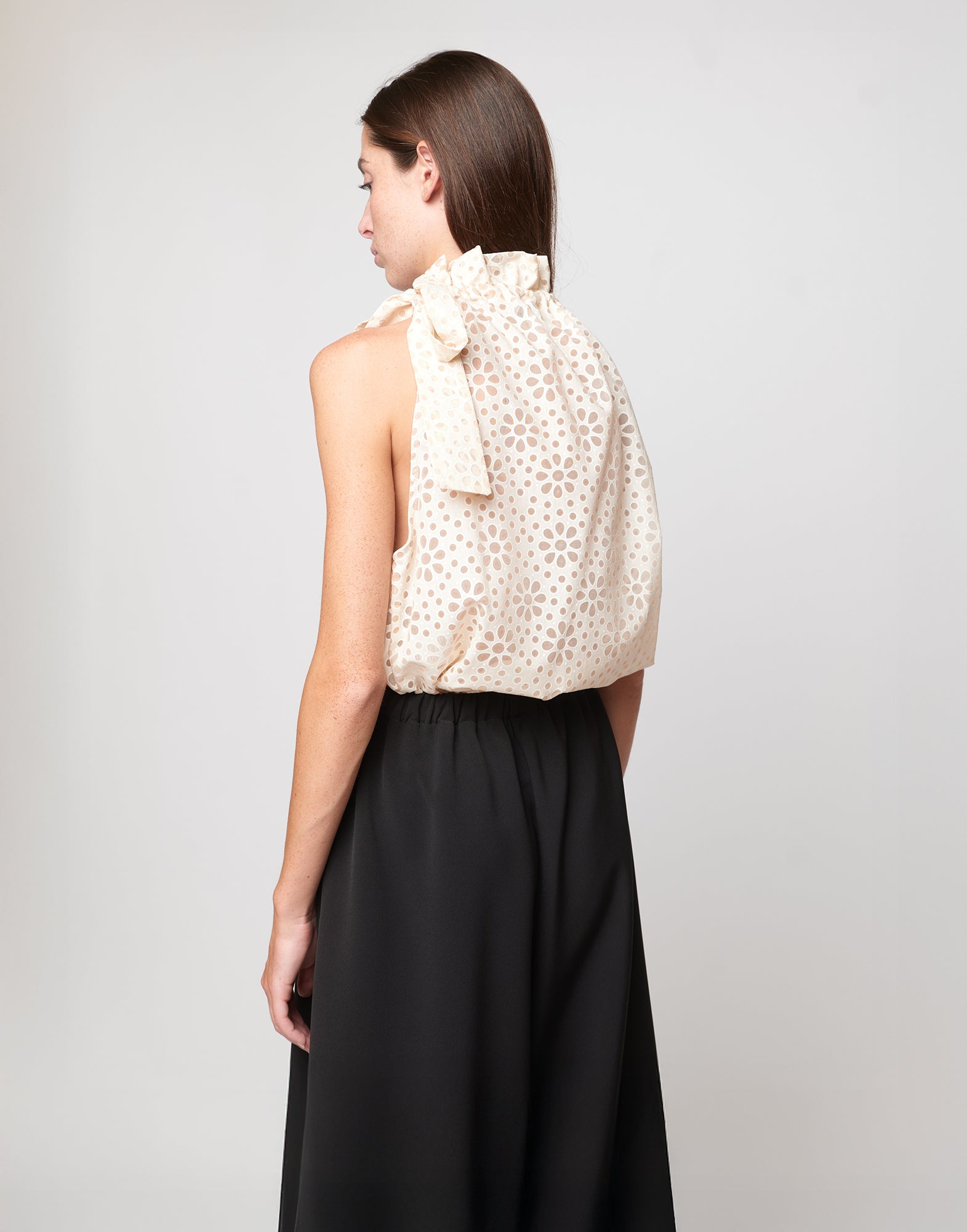DOUUOD Top Halter Arricciato con Nastro in Daisy Devorè Cipria