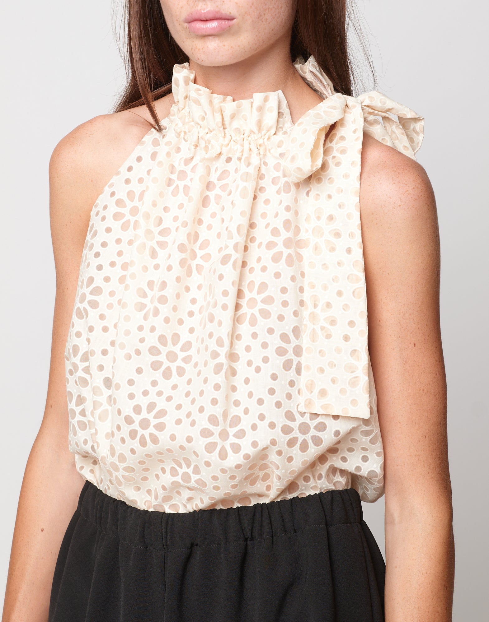 DOUUOD Top Halter Arricciato con Nastro in Daisy Devorè Cipria
