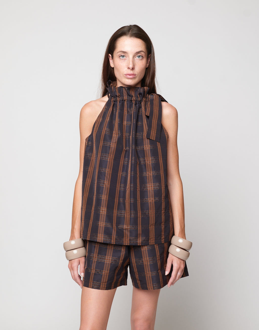 DOUUOD Top Halter Arricciato con Nastro in Taffetà Madras Nero/Gianduia