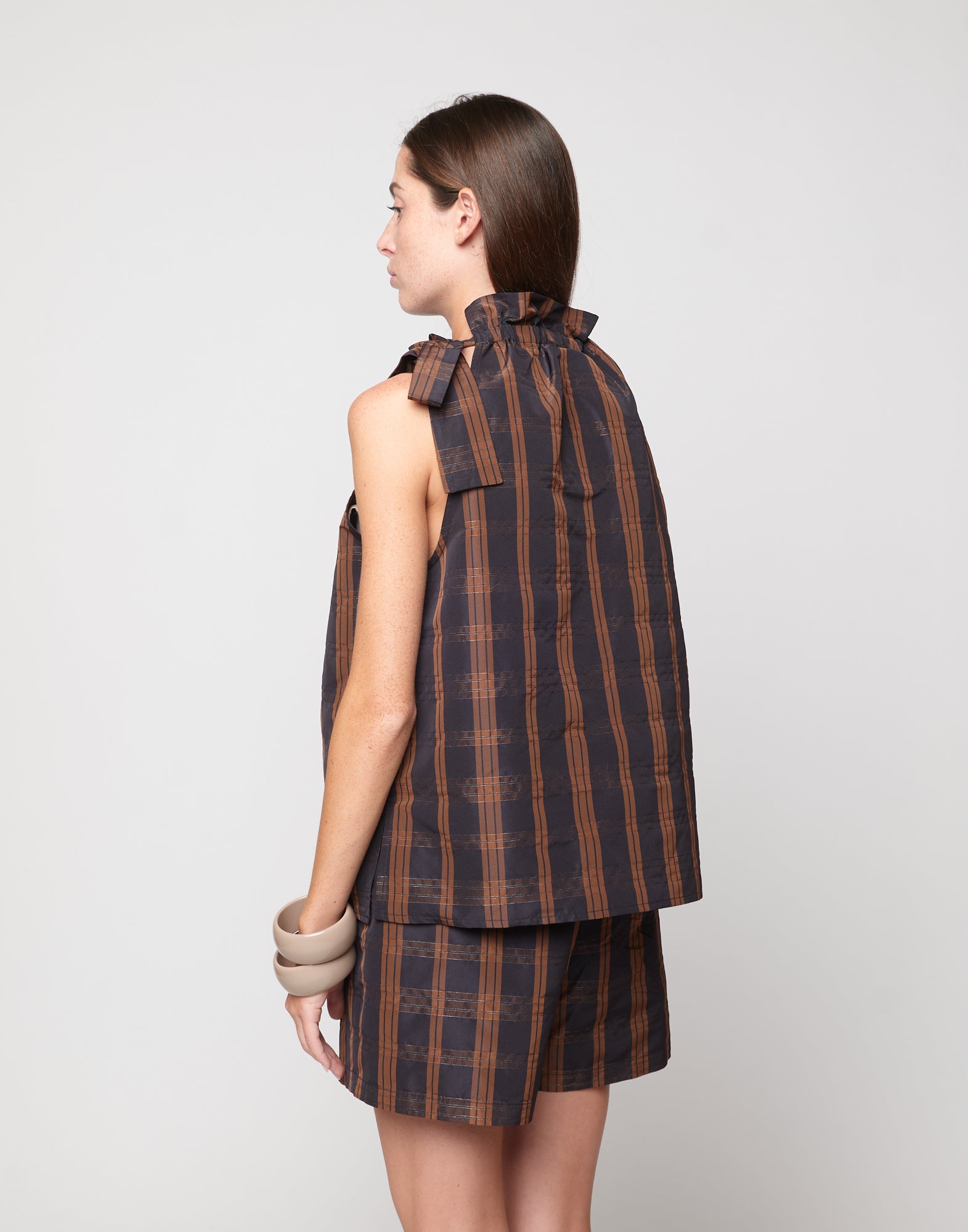 DOUUOD Top Halter Arricciato con Nastro in Taffetà Madras Nero/Gianduia