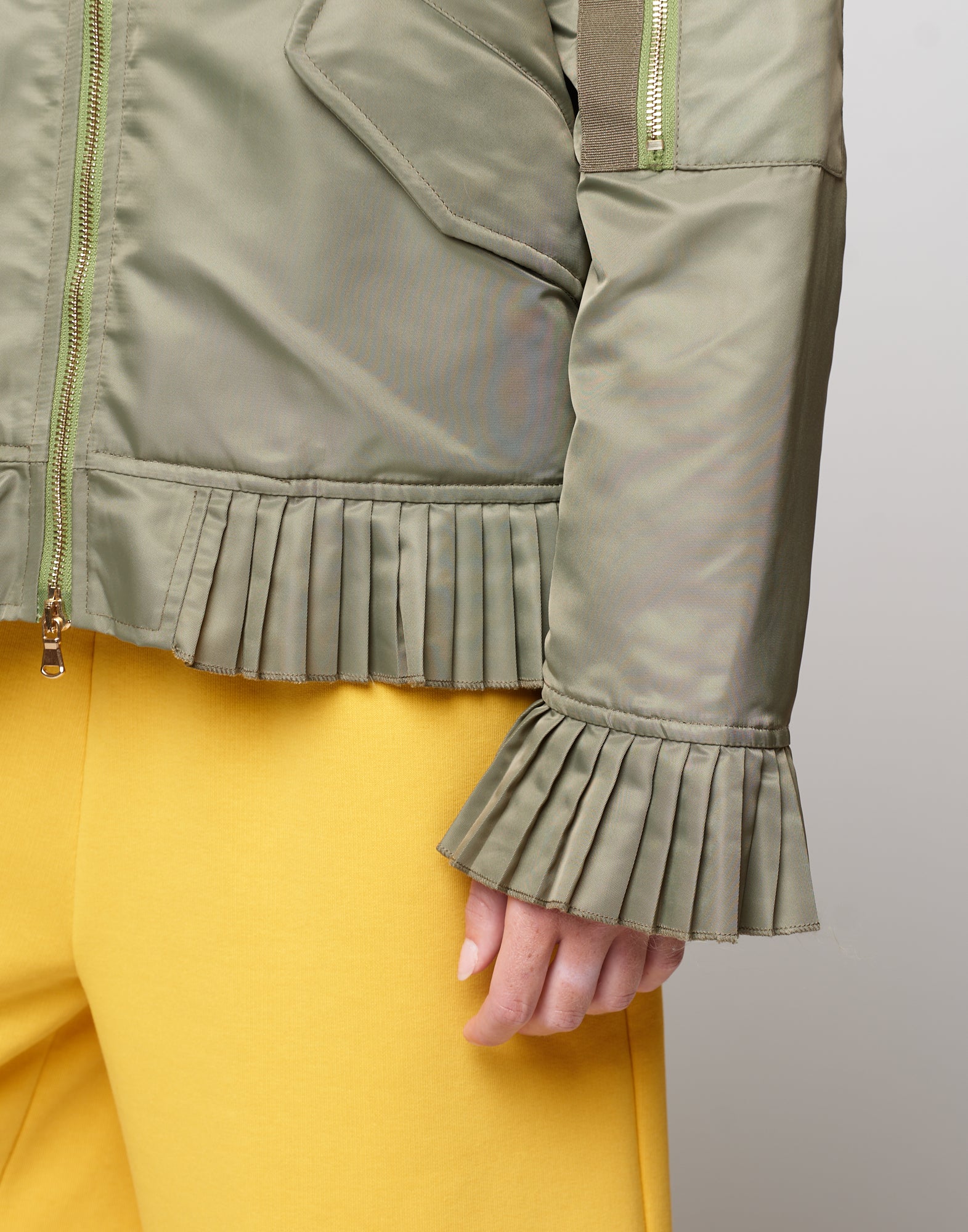 DOUUOD Bomber in Tecno Raso con Dettagli Plissé Salvia