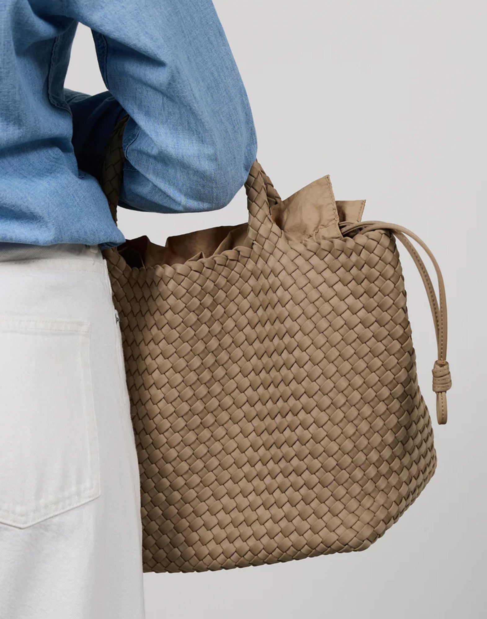 MARREA Shopping Media in Neoprene Intrecciato Oyster Grey