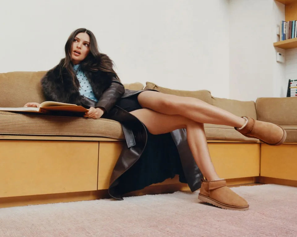 UGG, modella sul divano con stivaletti color castagna