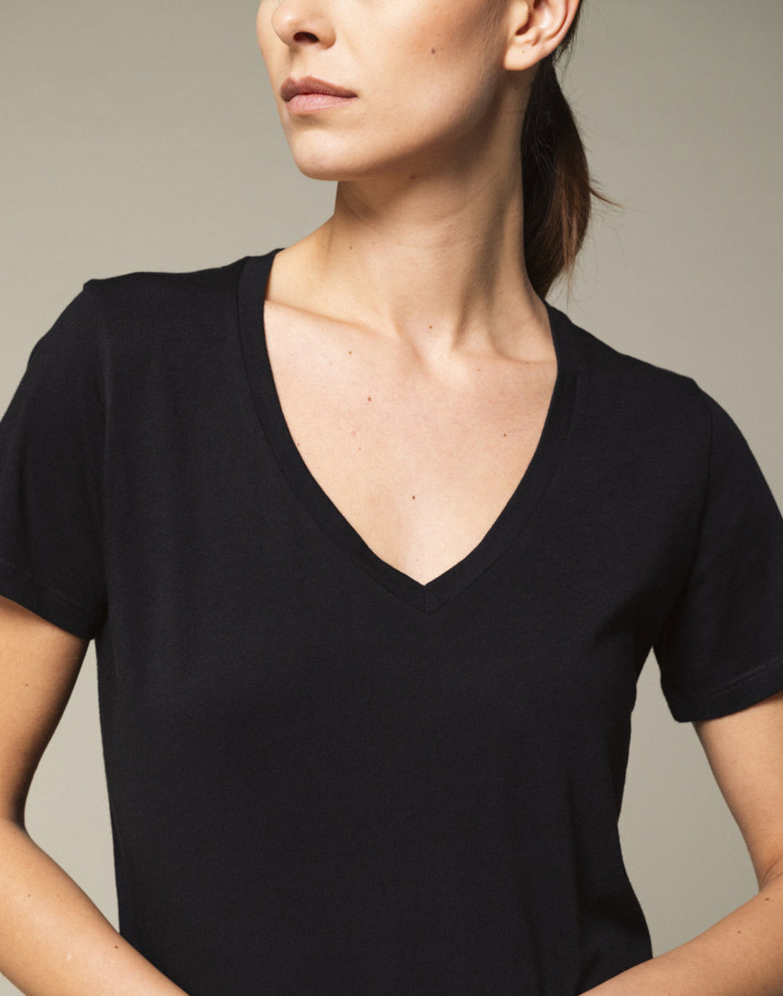 MAJESTIC FILATURES T-shirt Scollo a V in Cotone Silk Touch Nera